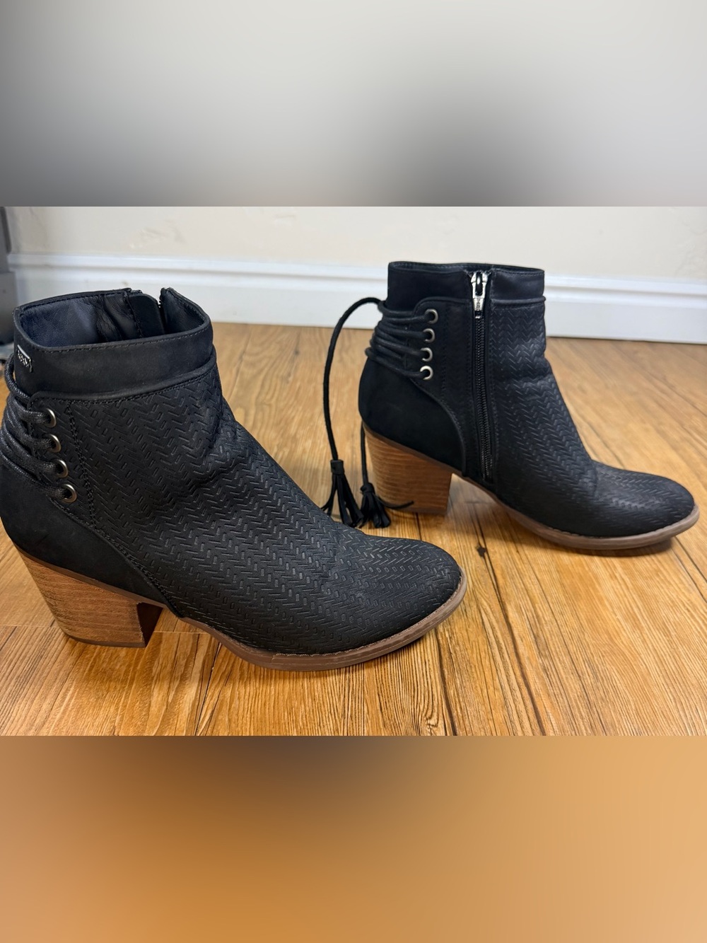 Roxy Women’s Black Ankle Booties Size 8 Embossed Lace Up Tassel Block Heel